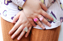 Load image into Gallery viewer, Glitter Filled Flower Ring